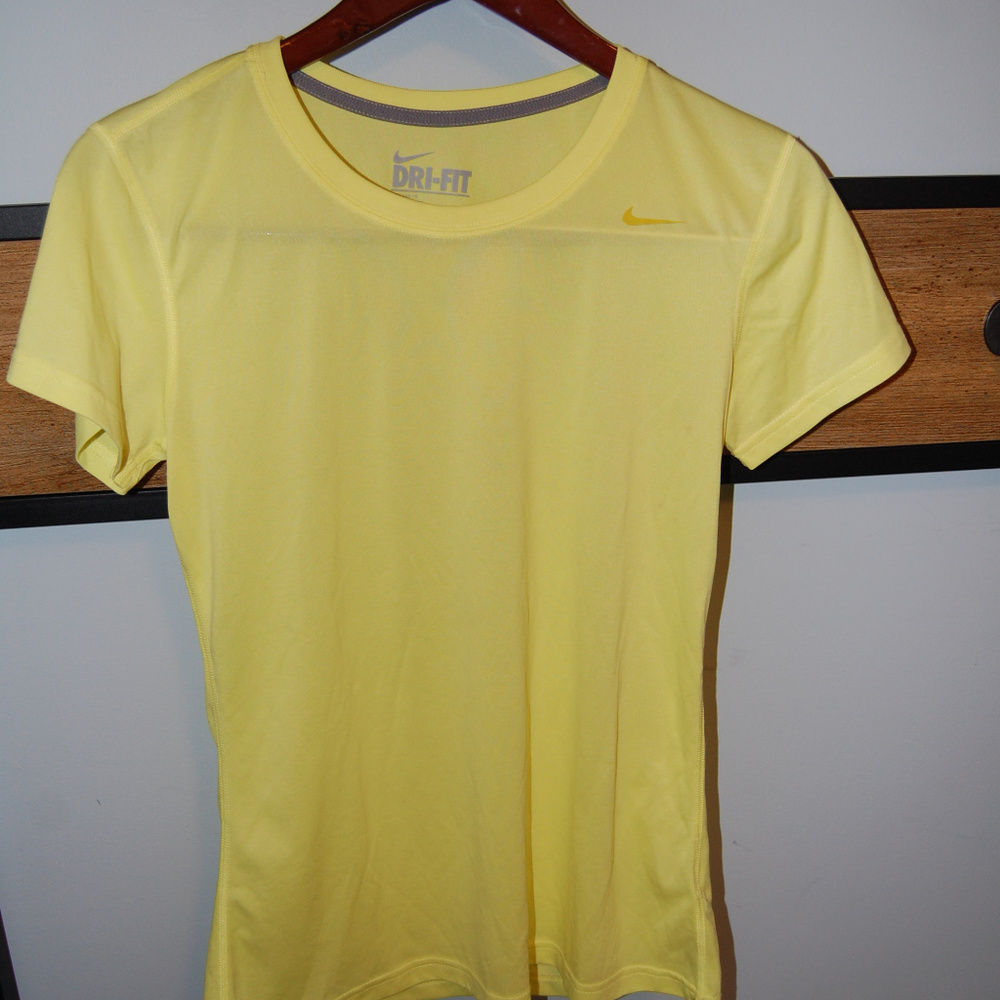 Nike Women's Dri-Fit Regular Fit Tee (Small)